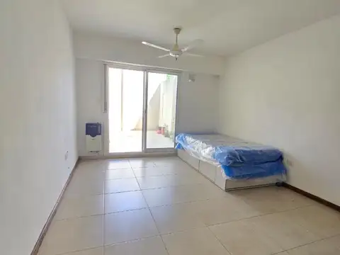 Monoambiente amplio divisible con patio + cochera – Lourdes