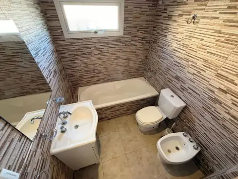 Casa en Alquiler con 1 cochera