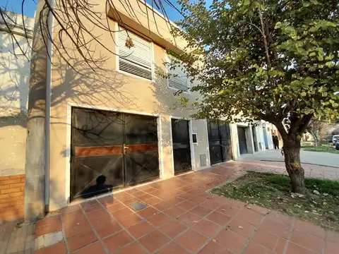 CASA 3 DORMITORIOS, 2 COCHERAS Y PILETA EN B° ROMA