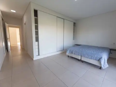 Casa en Alquiler con 2 cocheras
