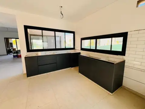 Casa 4 ambientes con 2 baños