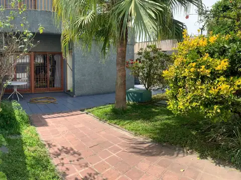 *EMBLEMATICO CHALET DE LA ZONA SOBRE LOTE DE 10 X 30. *EN 2 PLANTAS DE 6 AMB. (2 DORM. EN P.B. Y EL