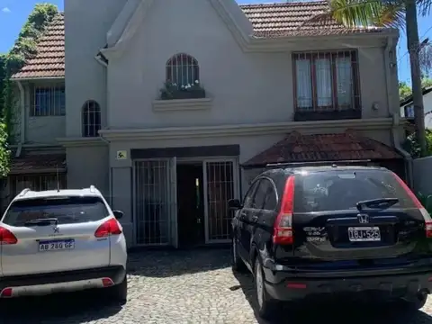 Casa en Alquiler con 2 cocheras