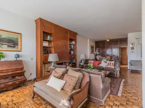 Venta apartamento Pocitos 5 dormitorios/ Garaje