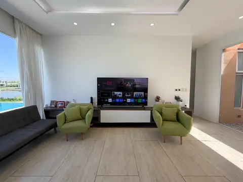 Casa en Venta con 4 cocheras