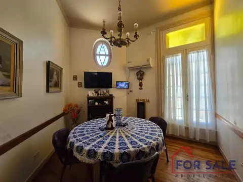 Excelente Casa de Estilo Clásico Europeo – 6 Ambientes en 3 Plantas con Cochera