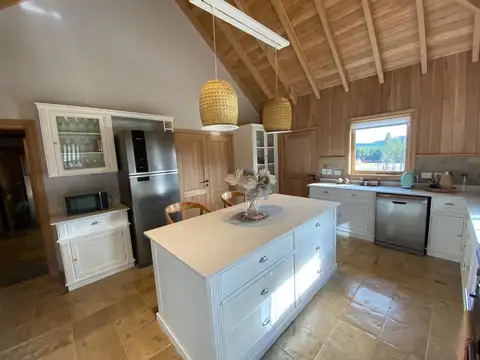 Casa en Venta con 3 cocheras