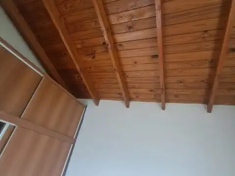 Casa en esquina- con quincho con deposito y baño