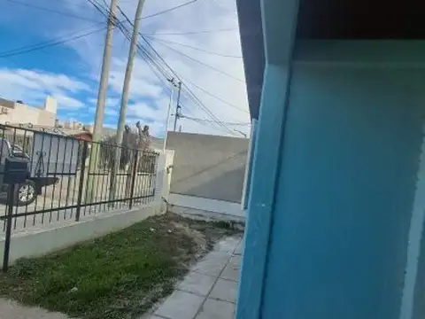 Casa en esquina- con quincho con deposito y baño