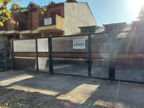 DUPLEX TRES AMBIENTES CON PATIO Y COCHERA - ZONA RESIDENCIAL