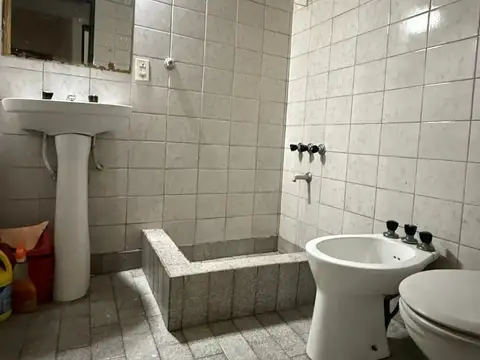 Casa sobre lote propio 4 amb. patio, jardin, cochera y local en Parque Patricios