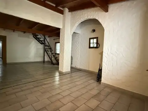 Casa sobre lote propio 4 amb. patio, jardin, cochera y local en Parque Patricios
