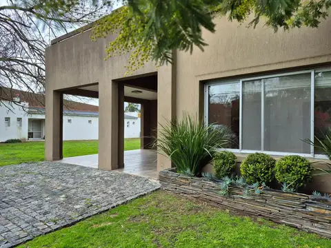 CASA EN EL GOLF CHASCOMUS