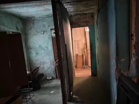 Venta  casa al frente con garage y Galón al fondo en Mataderos