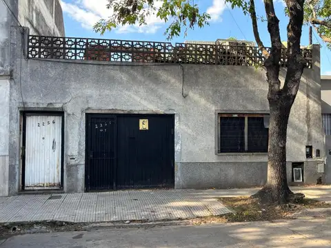 Venta  casa al frente con garage y Galón al fondo en Mataderos