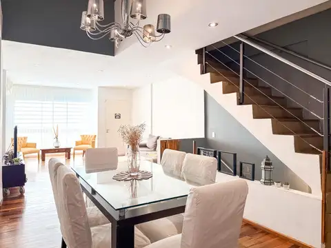 Casa en Venta, 4 Plantas, Con Jardín y Cochera - Olivos, Vicente López