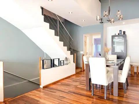 Casa en Venta con 3 cocheras