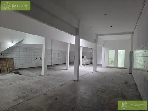 ALQUILER - Local de 180 m2 en una planta en Boulogne, a una cuadra de Av. Ader y de Avelino Rolón.