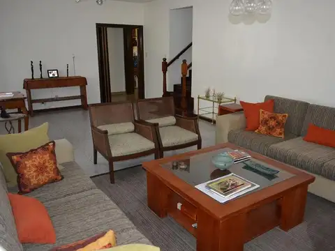 Casa de 4 ambientes con cochera en venta en Olivos