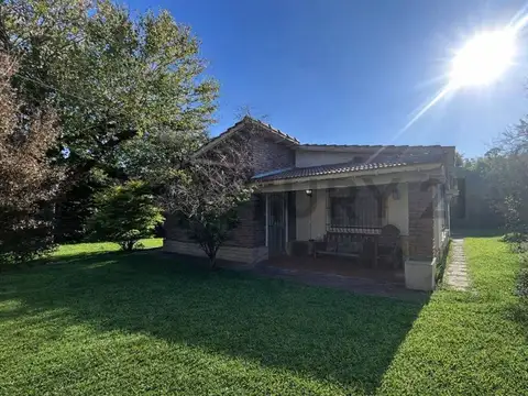 CASA EN VENTA CON PILETA PARQUE ALVEAR  2 DORM 1 PLANTA