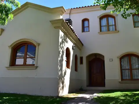 Casa 8 ambientes con 3 baños