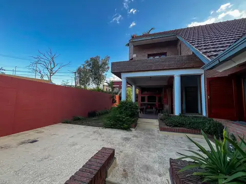 Casa 10 ambientes con 2 baños