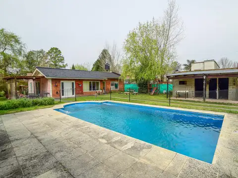 Venta casa 4 ambientes con pileta en Barrio Parque La Celia
