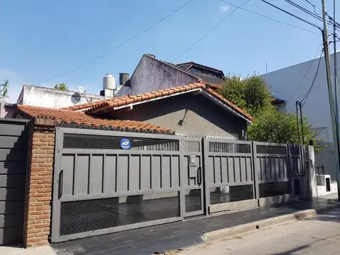 Casa tipo challet, 5 ambientes exceletne ubicacion Villa Sarmiento