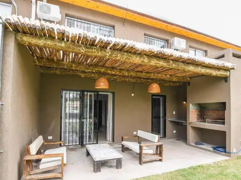 VENTA - Casa de 3 dormitorios, galaería jardin y piscina - Zona 5, Funes.