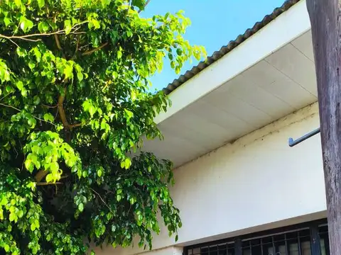 Casa 6 ambientes con 2 baños