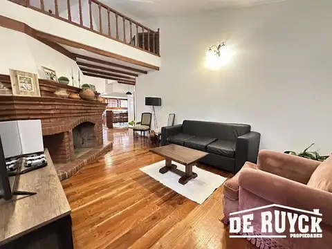 Chalet con verde y pileta, sobre 2 lotes, Barrio Parque Calchaqui