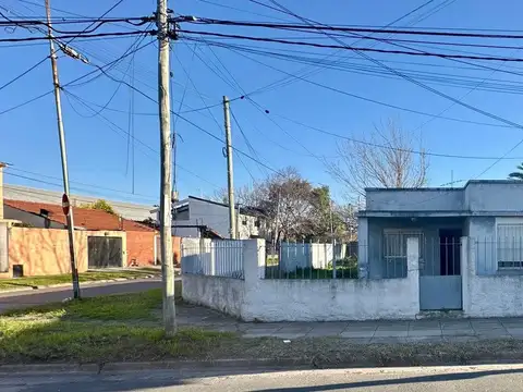 CASA 4 AMBIENTES, MORON, PERMUTA