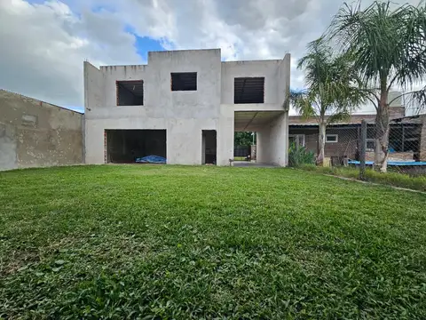 Casa en Venta con 2 cocheras