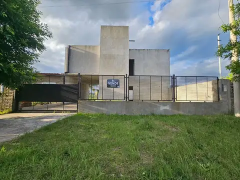 Casa en construcción y quincho terminado.