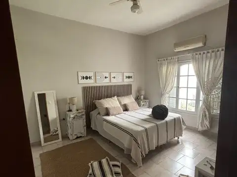 Venta de casa  de 3 Dormitorios y 2 baños con Piscina y Quincho en Barrio Jardín