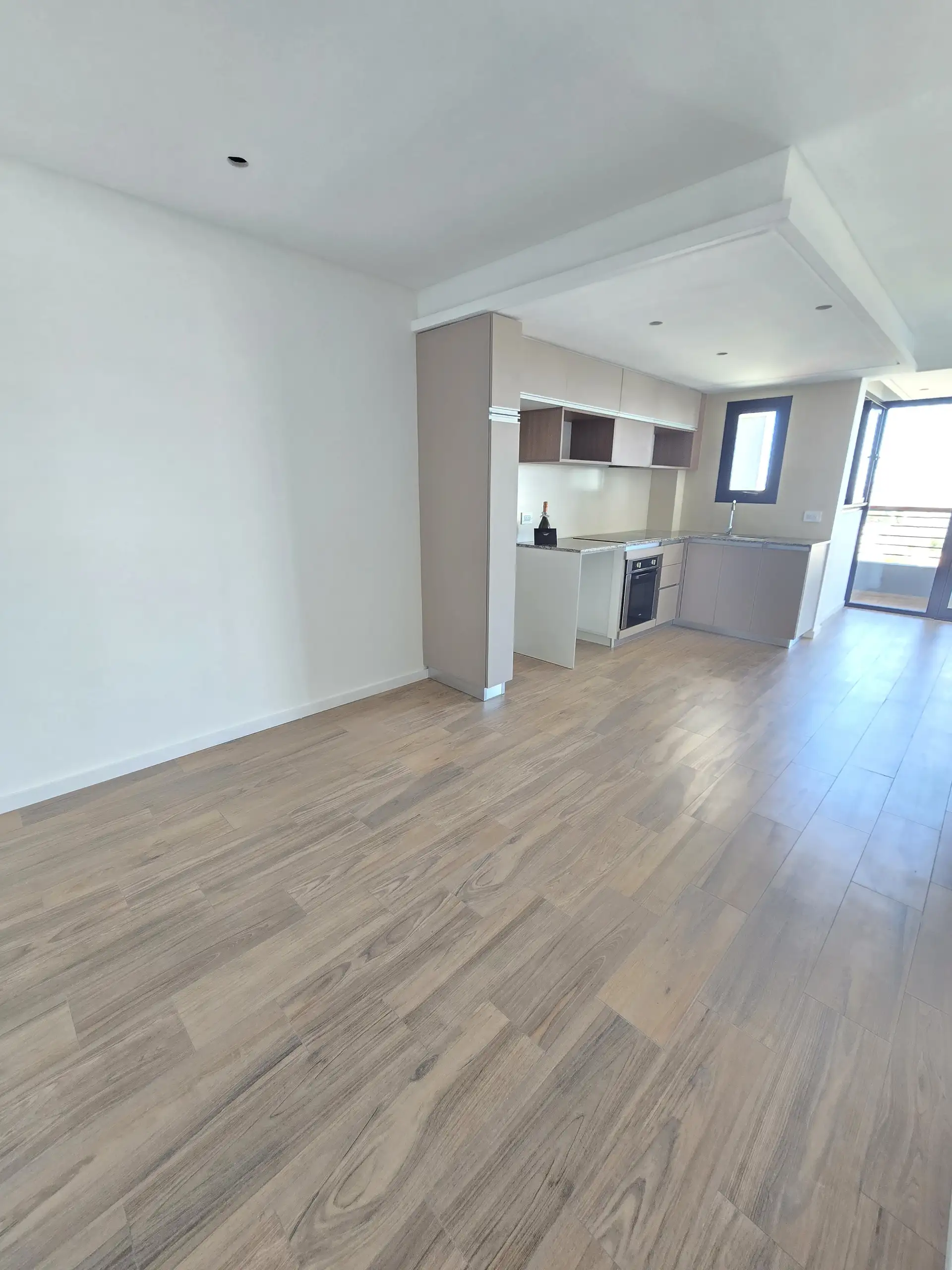 Depto 2 amb, 50m² en 8° piso con balcón — Garay 3400