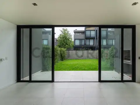 Dúplex 3 ambientes con jardín propio en Beccar Central – Viví como en una casa