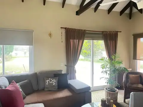 Casa en Alquiler en El Nacional Club De Campo, USD 1.400