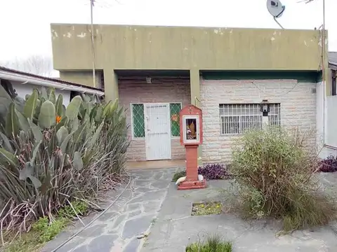 CASA DE 3 AMBIENTES CON COCHERA Y GRAN TERRENO