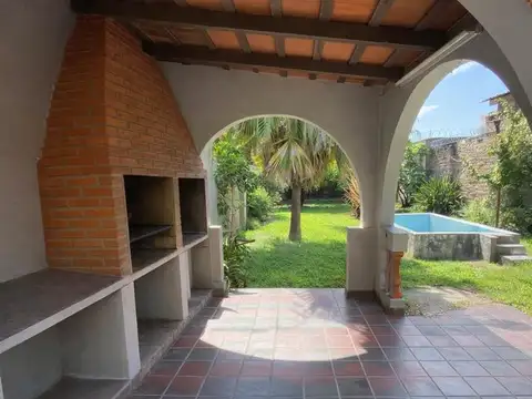 VENTA CASA 4 DORM- 2 BAÑOS- B° EL BOSQUE- SMT