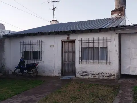Venta Casa 3 amb. a 1 cuadra de Irigoin