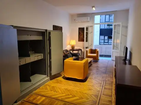 Tacuarí 100, Piso 1