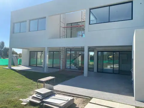 Casa 7 ambientes con 3 baños