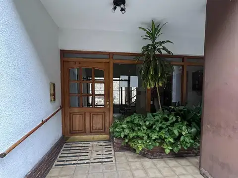 CASTILLO al 500, super luminoso, piso alto. En el corazón de