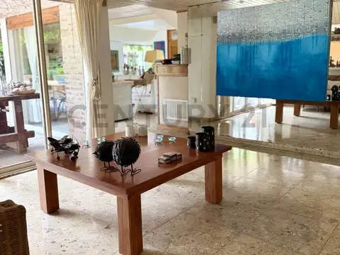 Casa 9 ambientes con 4 baños