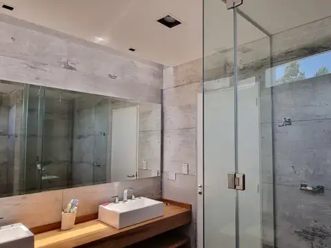 Casa en Alquiler con 7 cocheras
