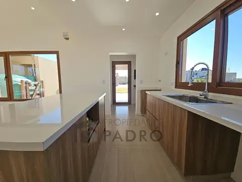 Casa 4 ambientes con 2 baños