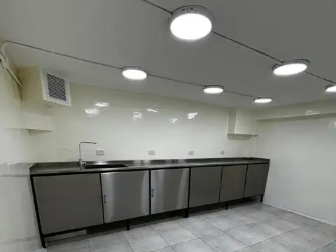 Depósito en venta - Oficinas - Baños - 640Mts2 - 3 de Febrero