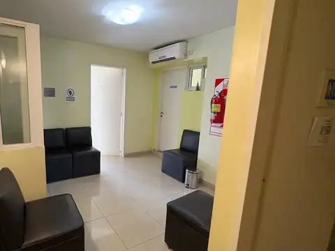 Consultorio/oficina con baulera de 56m² en pleno Centro de San Martin.