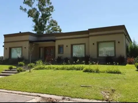 Casa en Venta con 4 cocheras